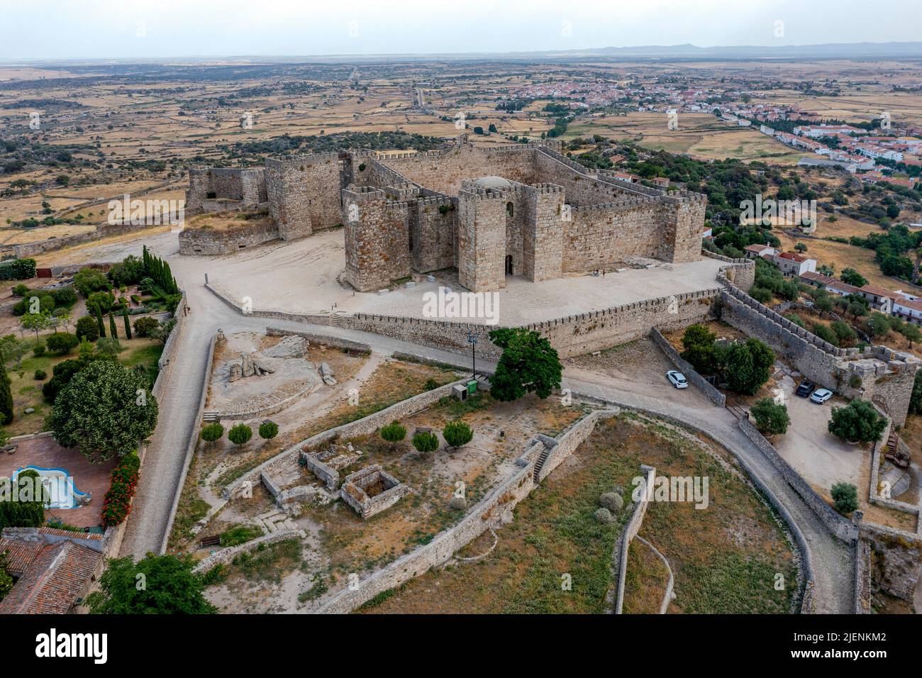Château de Trujillo. Ancien arabe Alcazaba inTrujillo, province de Caceres. Extramadura région en Espagne vue aérienne avant Banque D'Images