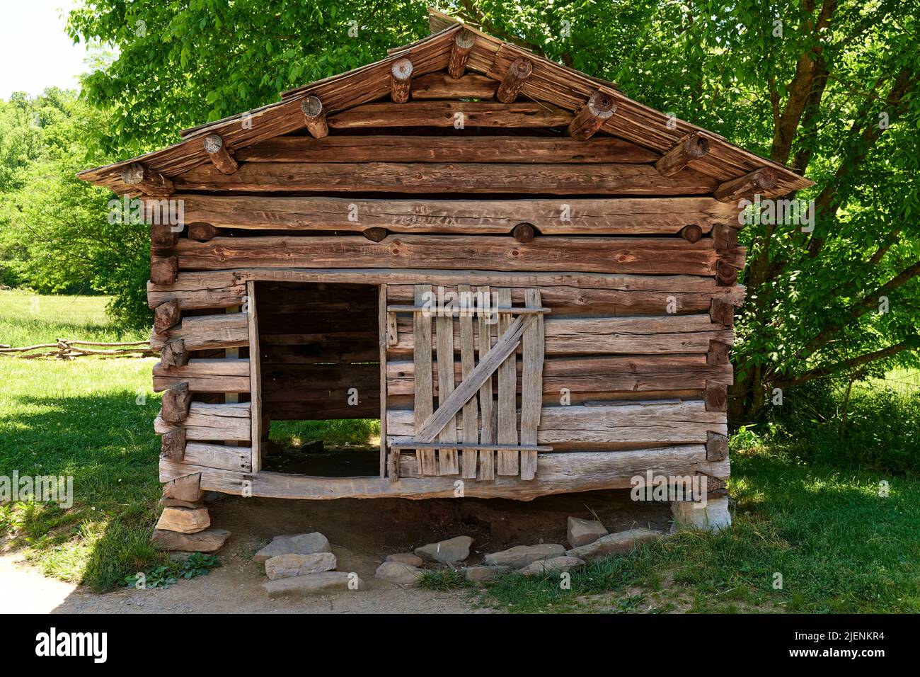 Ancien bâtiment rustique en rondins utilisé comme maison de séchage du tabac ou grange à tabac à Cades Cove, Tennessee, États-Unis. Banque D'Images