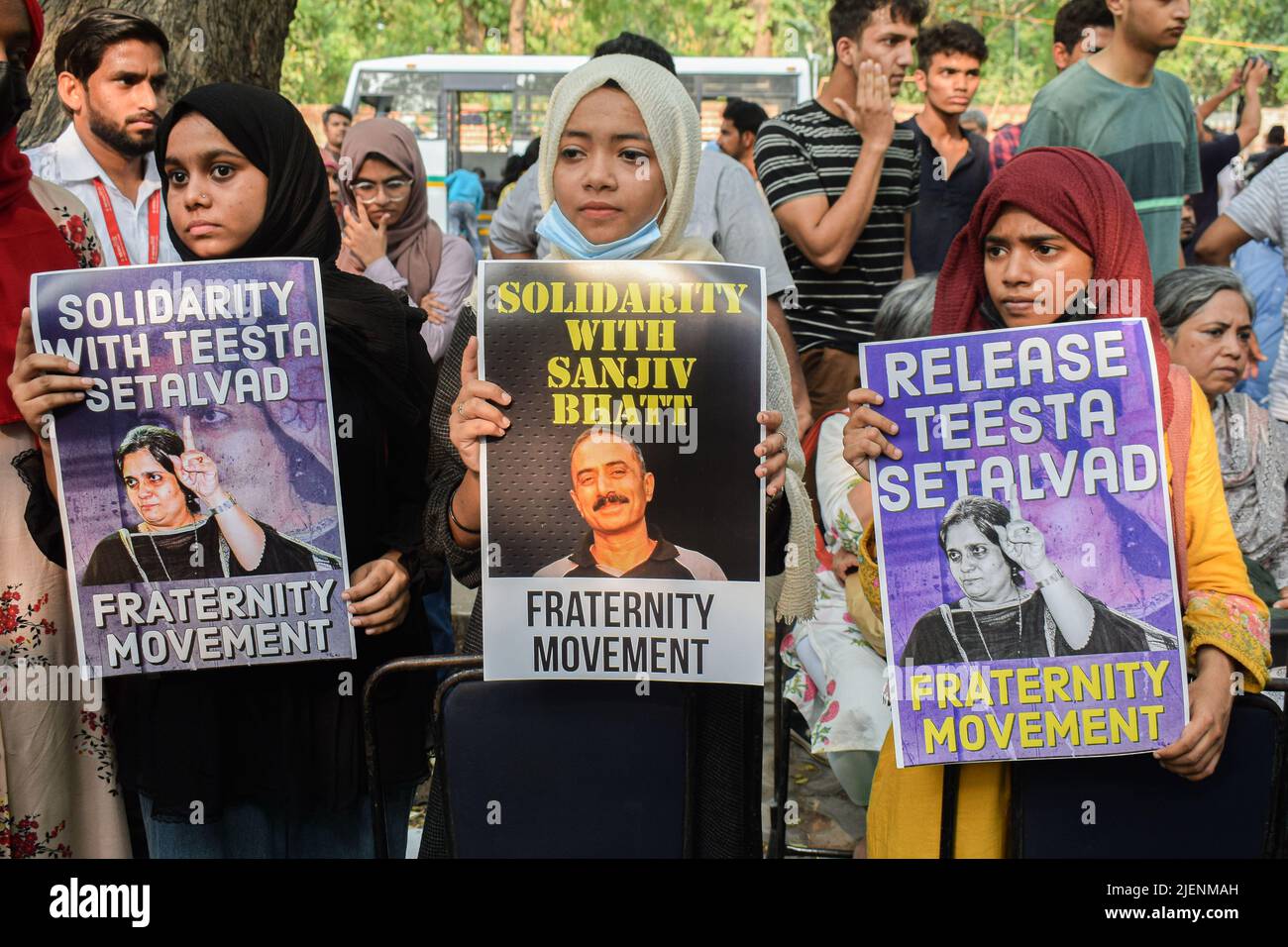 New Delhi, Inde. 27th juin 2022. Les manifestants tiennent des pancartes pour protester contre l'arrestation du militant des droits de l'Inde Teesta Setalvad à Jantar Mantar. Teesta Setalvad est le fondateur de l'ONG Citizens for Justice and Peace (CJP) qui a été créée en 2002 après les émeutes du Gujarat, un domaine de travail fournissant une assistance juridique aux victimes des émeutes. (Photo de Kabir Jhangiani/Pacific Press) crédit: Pacific Press Media production Corp./Alay Live News Banque D'Images