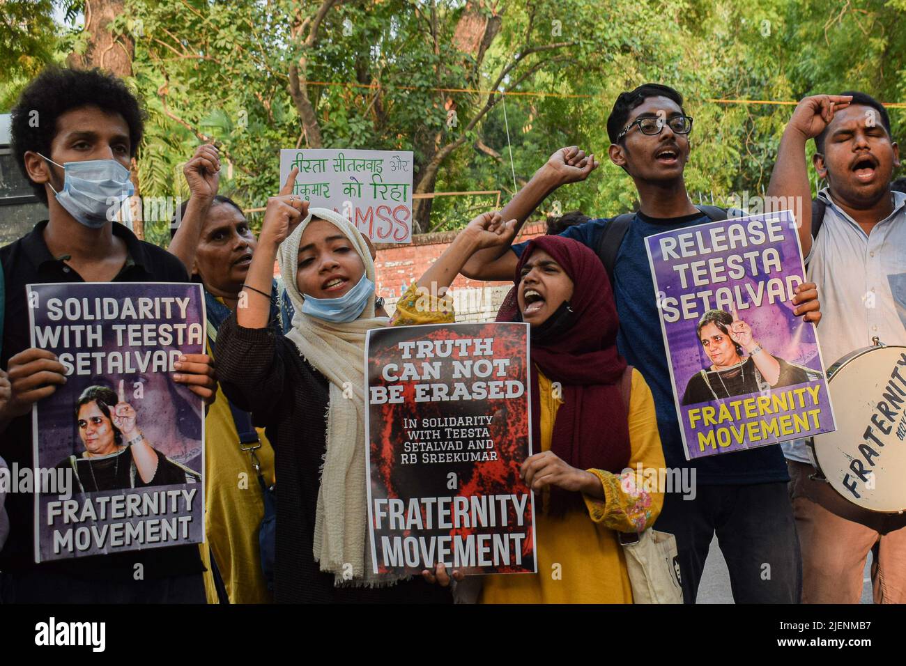 New Delhi, Inde. 27th juin 2022. Les manifestants crient des slogans et tiennent des pancartes pour protester contre l'arrestation de la militante des droits de l'Inde Teesta Setalvad à Jantar Mantar. Teesta Setalvad est le fondateur de l'ONG Citizens for Justice and Peace (CJP) qui a été créée en 2002 après les émeutes du Gujarat, un domaine de travail fournissant une assistance juridique aux victimes des émeutes. (Photo de Kabir Jhangiani/Pacific Press) crédit: Pacific Press Media production Corp./Alay Live News Banque D'Images