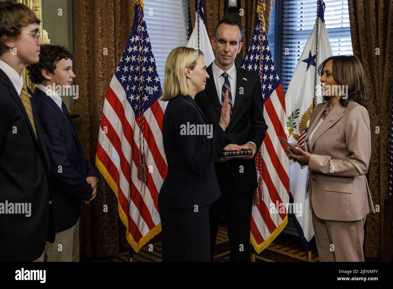 Washington, États-Unis. 27th juin 2022. LE vice-président AMÉRICAIN Kamala Harris (R) se rapproche de Bridget Brink (C), ambassadrice des États-Unis en Ukraine, dans le bureau du vice-président à Washington, DC lundi, 27 juin 2022. Brink a été confirmé par le Sénat américain sur 18 mai. Photo de Samuel Corum/UPI crédit: UPI/Alay Live News Banque D'Images