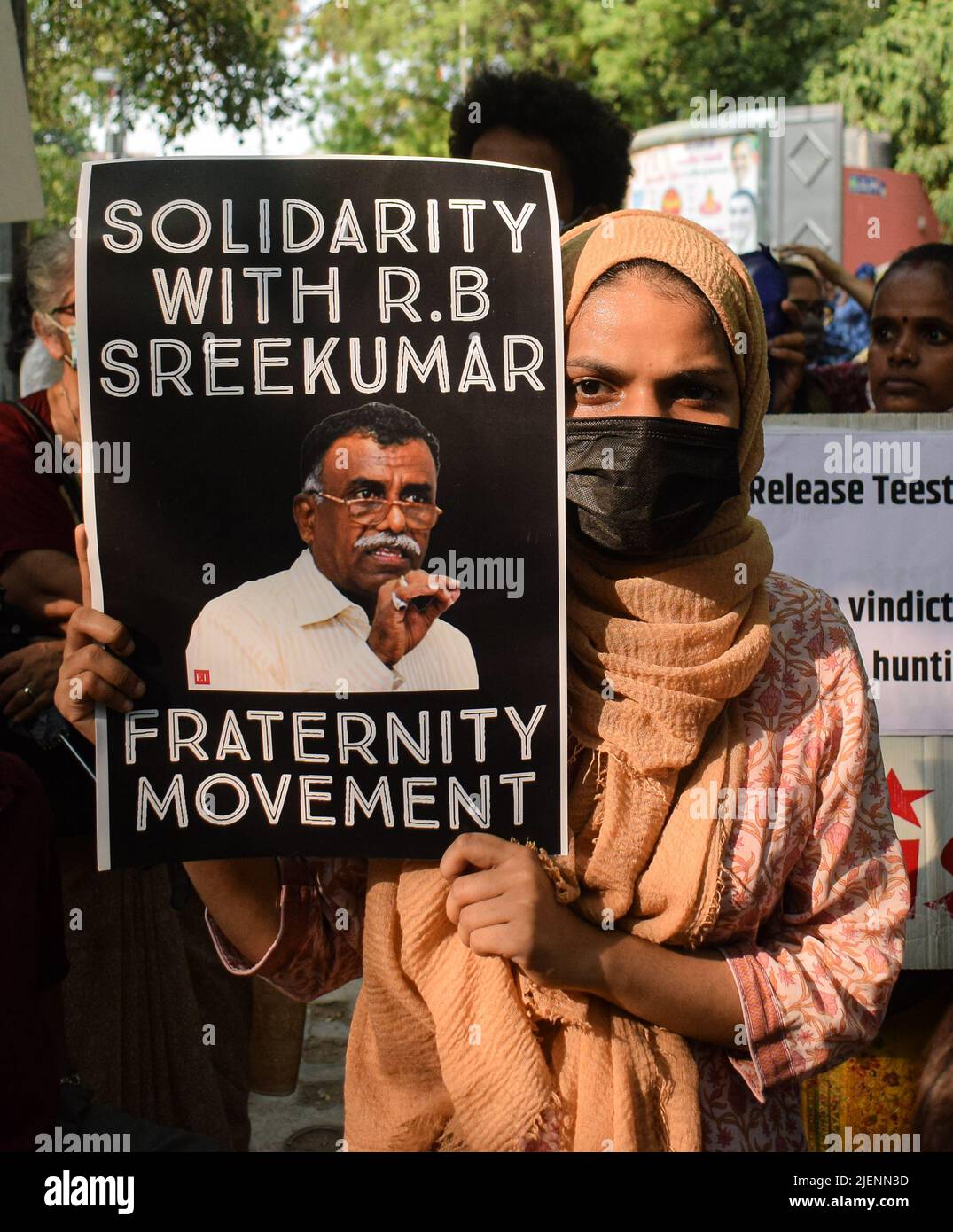 New Delhi, New Delhi, Inde. 27th juin 2022. Un manifestant tient un écriteau pour protester contre l'arrestation de la militante des droits de l'Inde Teesta Setalvad à Jantar Mantar. Teesta Setalvad est le fondateur de l'ONG Citizens for Justice and Peace (CJP) qui a été créée en 2002 après les émeutes du Gujarat, un domaine de travail fournissant une assistance juridique aux victimes des émeutes. (Credit image: © Kabir Jhangiani/Pacific Press via ZUMA Press Wire) Banque D'Images