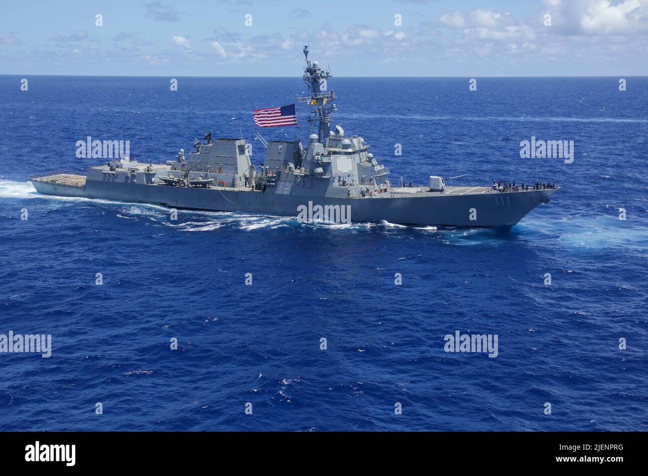 OCÉAN PACIFIQUE (23 juin 2022) le destroyer de missiles guidés de classe Arleigh Burke USS Spruance (DDG 111) navigue en formation avec le groupe de frappe des transporteurs Abraham Lincoln (ABECSG), la Force d'autodéfense maritime du Japon et les navires de la Marine royale australienne. ABECSG effectue actuellement des opérations de routine dans la flotte américaine 3rd. Faisant partie intégrante de la flotte du Pacifique des États-Unis, la flotte américaine 3rd dirige les forces navales de l'Indo-Pacifique et fournit la formation réaliste et pertinente nécessaire pour exécuter parfaitement le rôle de notre Marine dans toute la gamme des opérations militaires, des opérations de combat à l'aide humanitaire et di Banque D'Images