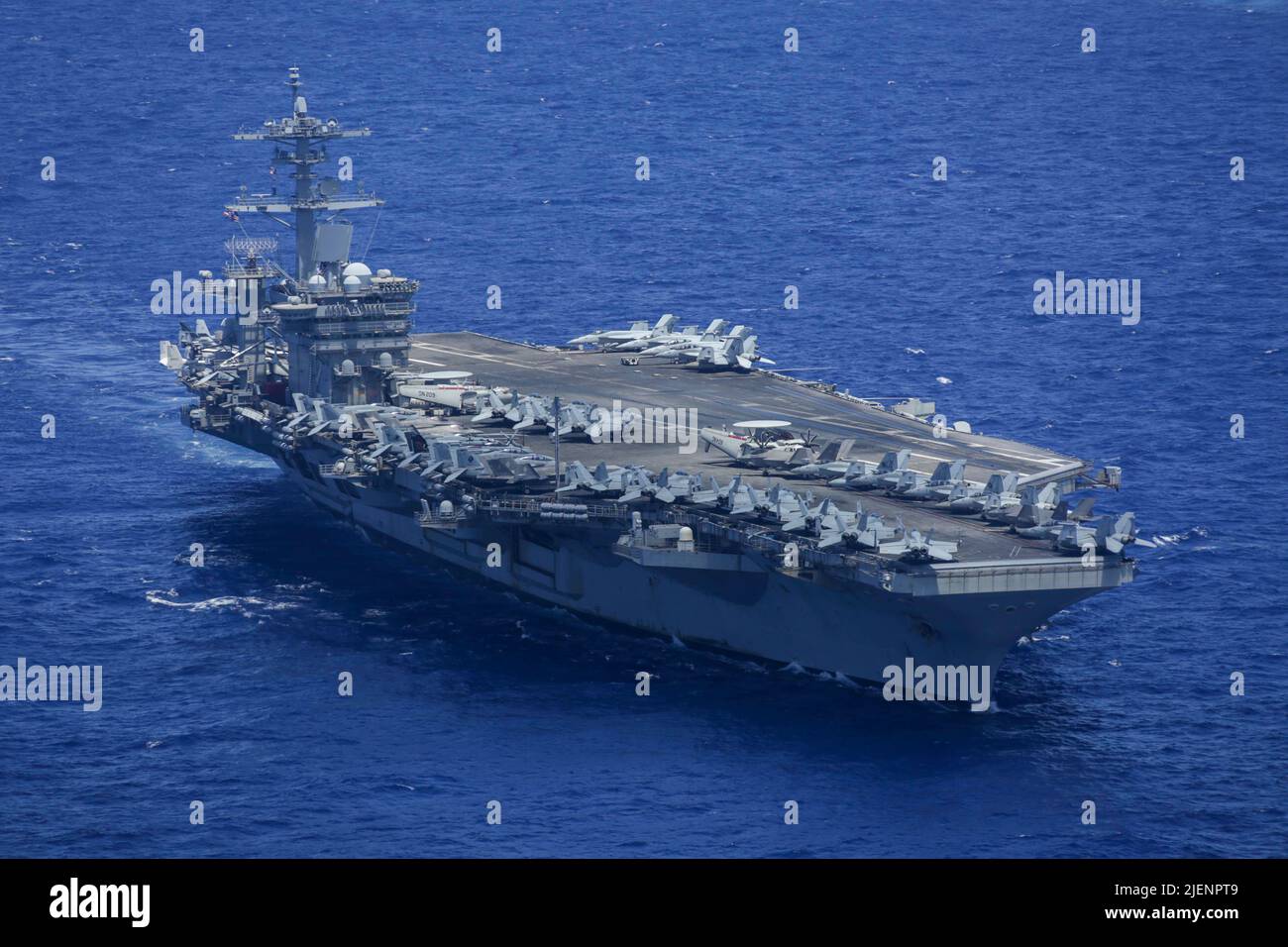 L'OCÉAN PACIFIQUE (23 juin 2022) le porte-avions de la classe Nimitz USS Abraham Lincoln (CVN 72) navigue en formation avec le Groupe de frappe du porte-avions Abraham Lincoln (ABECSG), la Force d'autodéfense maritime japonaise et les navires de la Marine royale australienne. ABECSG effectue actuellement des opérations de routine dans la flotte américaine 3rd. Faisant partie intégrante de la flotte du Pacifique des États-Unis, la flotte américaine 3rd dirige les forces navales de l'Indo-Pacifique et fournit la formation réaliste et pertinente nécessaire pour exécuter parfaitement le rôle de notre Marine sur toute la gamme des opérations militaires, des opérations de combat à l'aide humanitaire et au rétablissement des catastrophes Banque D'Images