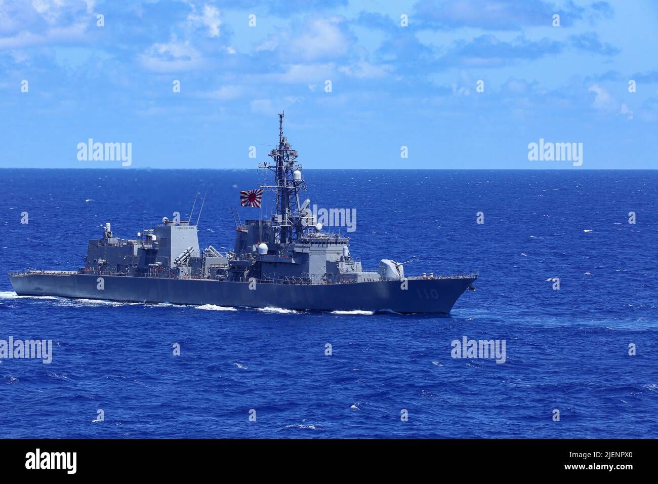 OCÉAN PACIFIQUE (23 juin 2022) le navire de la Force d'autodéfense maritime japonaise JS Takanami (DD 110) navigue en formation avec des navires du Groupe de grève des transporteurs Abraham Lincoln (ABECSG), de la Force d'autodéfense maritime japonaise et de la Marine royale australienne. ABECSG effectue actuellement des opérations de routine dans la flotte américaine 3rd. Faisant partie intégrante de la flotte du Pacifique des États-Unis, la flotte américaine 3rd dirige les forces navales de l'Indo-Pacifique et fournit la formation réaliste et pertinente nécessaire pour exécuter parfaitement le rôle de notre Marine dans toute la gamme des opérations militaires, des opérations de combat à l'aide humanitaire et au dégoût Banque D'Images