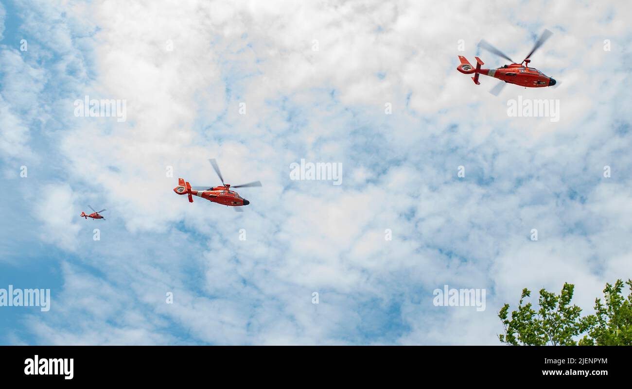 CAPE MAY, N.J. - Les équipages de la station aérienne de la Garde côtière américaine Atlantic City effectuent un vol de formation au-dessus du champ de parade du Cap May, 27 juin 2022. En tant que seul service militaire opérant au sein du département de la sécurité intérieure (DHS), la Garde côtière est fière d’assurer la prospérité économique de la nation, d’appliquer nos lois en mer, de protéger l’environnement marin et d’effectuer des missions vitales essentielles pour assurer la sécurité, la sûreté et la résilience des intérêts maritimes de grande envergure de l’Amérique. Photo de la Garde côtière américaine par l'Adjudant-chef 2 Timothy Tamargo Banque D'Images