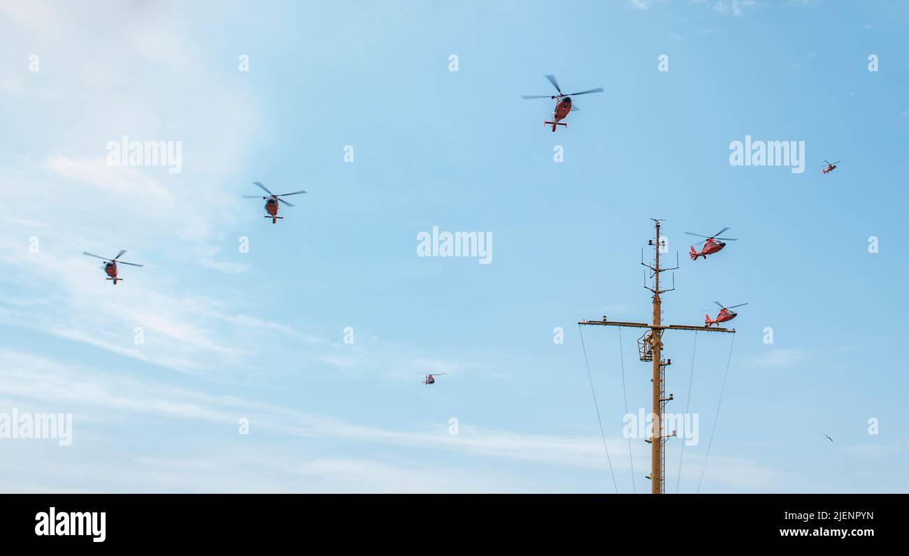 CAPE MAY, N.J. - Les équipages de la station aérienne de la Garde côtière américaine Atlantic City effectuent un vol de formation au-dessus du champ de parade du Cap May, 27 juin 2022. En tant que seul service militaire opérant au sein du département de la sécurité intérieure (DHS), la Garde côtière est fière d’assurer la prospérité économique de la nation, d’appliquer nos lois en mer, de protéger l’environnement marin et d’effectuer des missions vitales essentielles pour assurer la sécurité, la sûreté et la résilience des intérêts maritimes de grande envergure de l’Amérique. Photo de la Garde côtière américaine par l'Adjudant-chef 2 Timothy Tamargo Banque D'Images