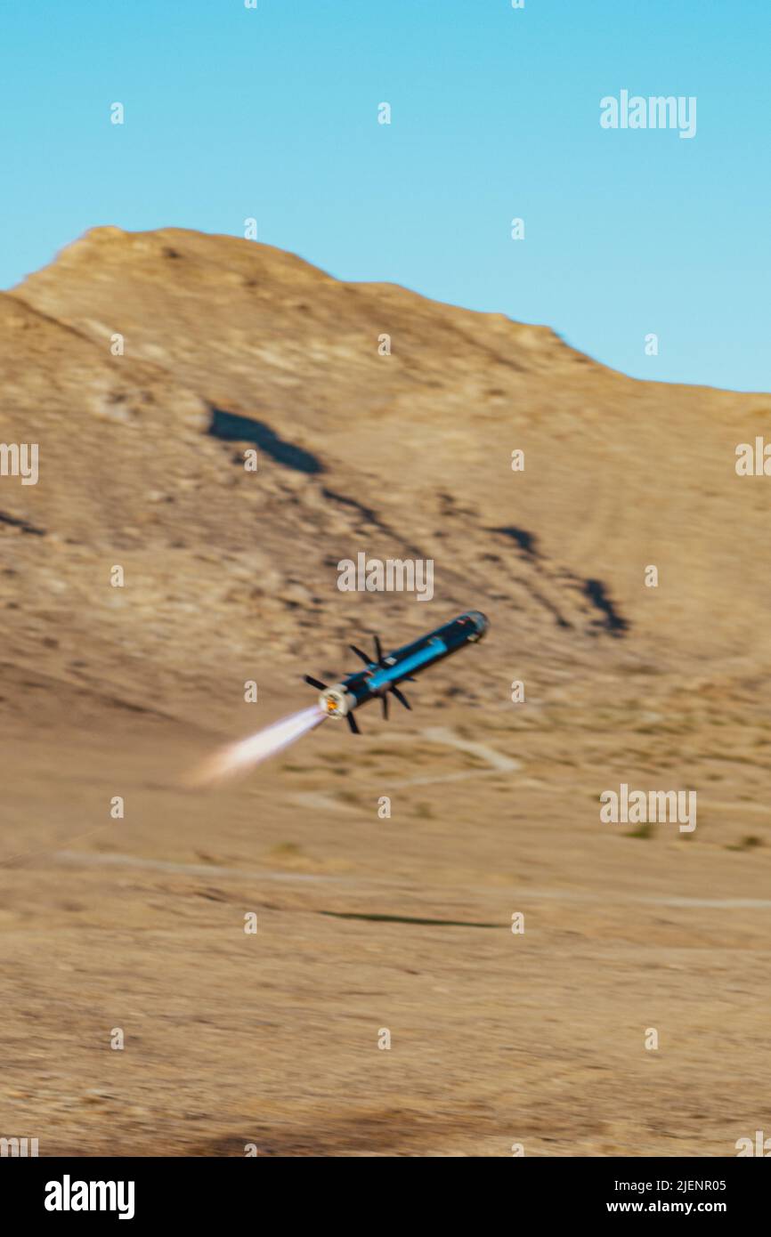 Un système d'armes Javelin prend l'avion pour détruire une cible lors d'un exercice de tir en direct dans un endroit éloigné du Centre national d'entraînement, fort Irwin, Californie, 27 mai 2022. Les 3D CR et les unités habilitantes ont terminé un exercice de formation d'un mois au CTN, certifiant leur capacité à se déployer dans un environnement austère et à soutenir les partenaires et alliés américains dans les conflits internationaux. (É.-U. Photo de l'armée par le sergent d'état-major. Christopher Stewart) Banque D'Images