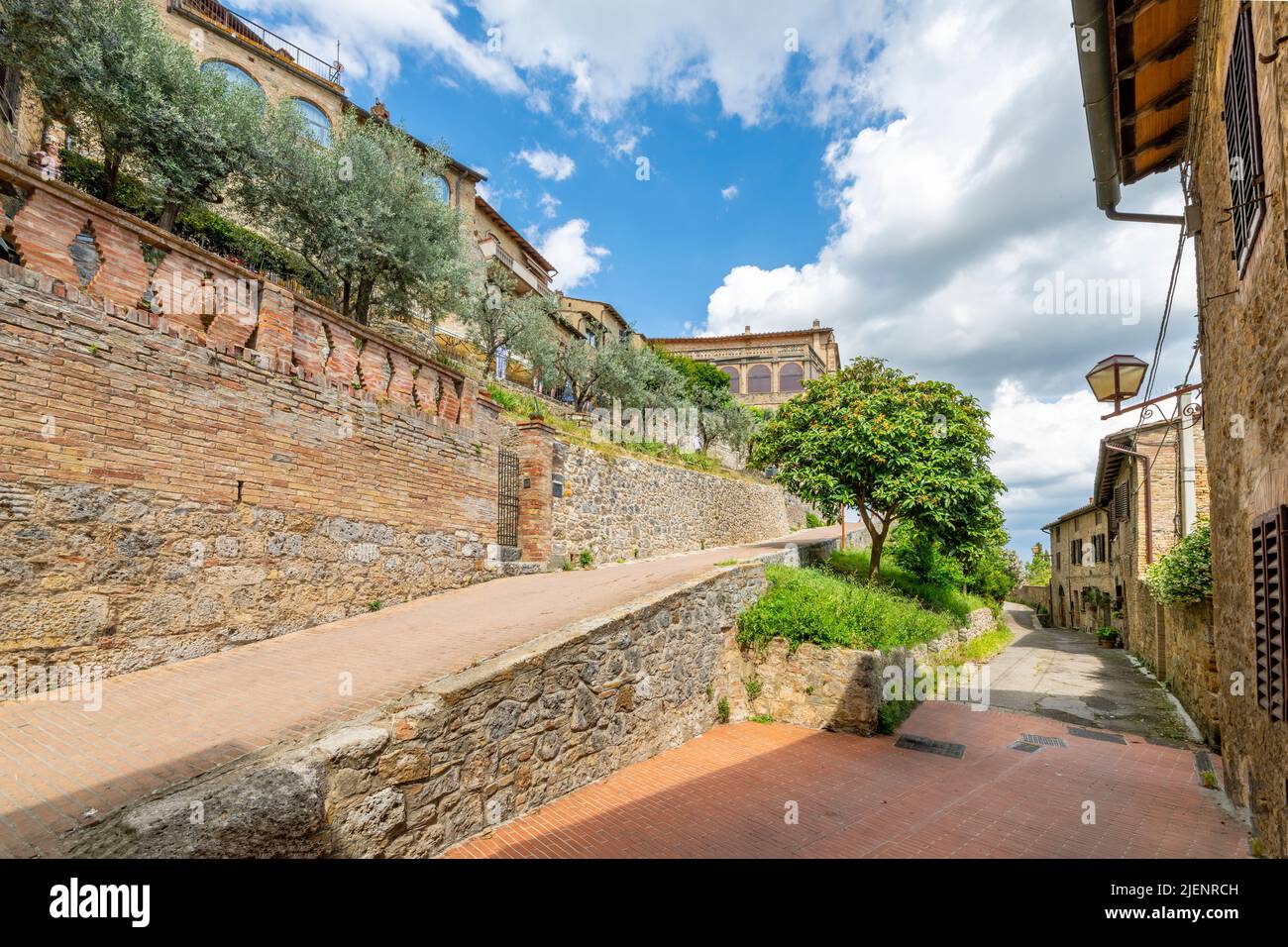 Ruelles et ruelles étroites à l'intérieur des murs de la ville médiévale de San Gimignano, en Italie, dans la région toscane. Banque D'Images