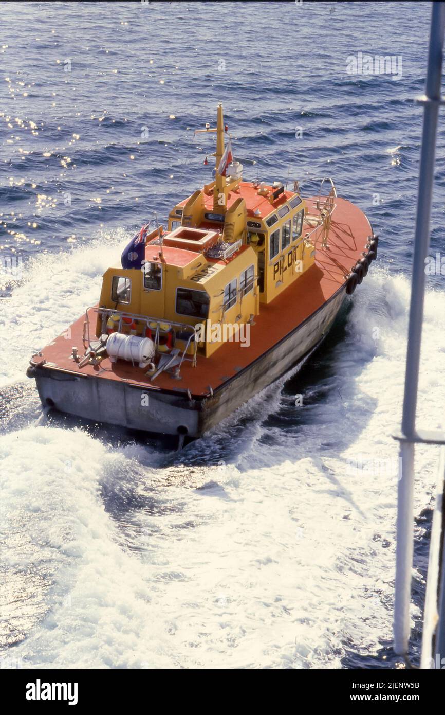 Une image de 1984 (Kodachrome) d'un navire-pilote portuaire, éventuellement le gouverneur Bligh ou le gouverneur King, le long du TSS Fairstar dans le port de Sydney Banque D'Images