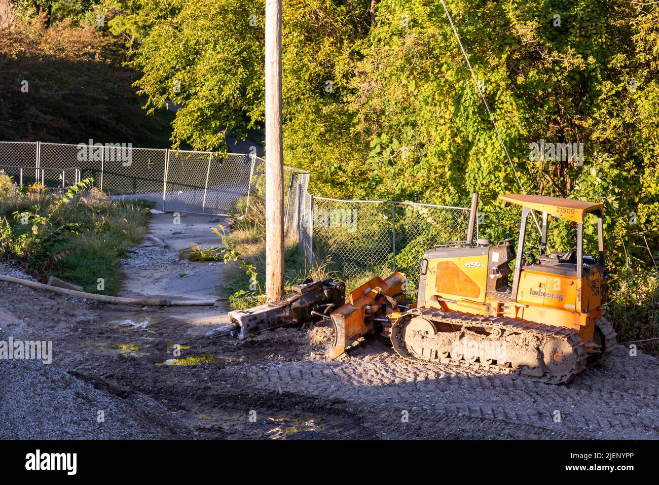 Un bulldozer Kokosing est inactif sur un chantier de construction à fort Wayne, Indiana, États-Unis. Banque D'Images