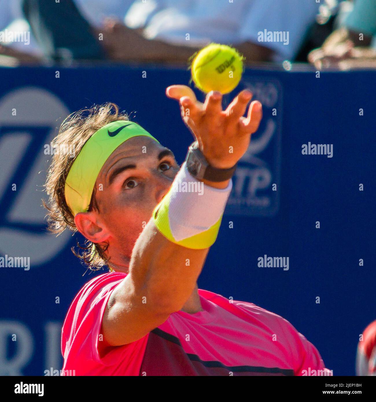 Rafael Nadal servant sur l'argile au Buenos Aires Lawn tennis. Banque D'Images