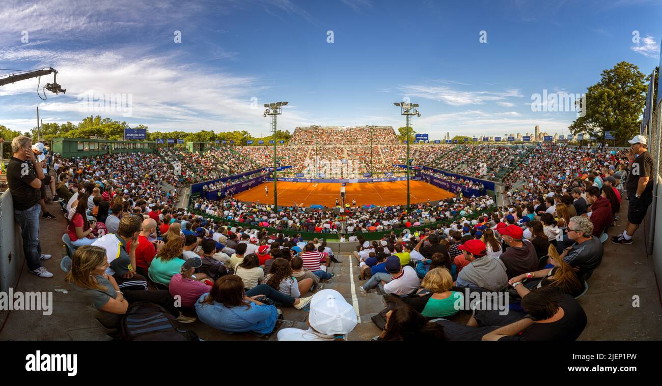 Un court central complet au Buenos Aires Lawn tennis lors d'un tournoi ATP 250. Banque D'Images