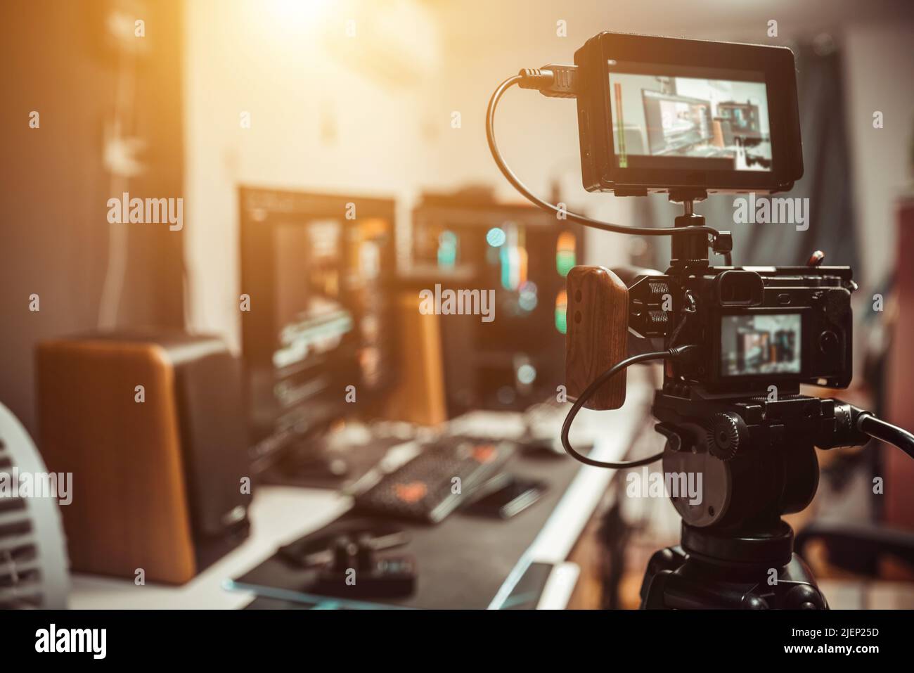 Le film de l'appareil photo est fixé sur le trépied en studio Banque D'Images