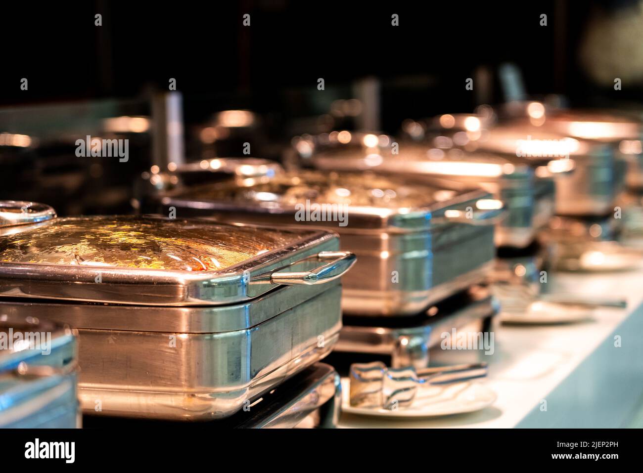 De nombreux plateaux chauffés sous forme de buffet sont prêts à être servis au restaurant de l'hôtel Banque D'Images