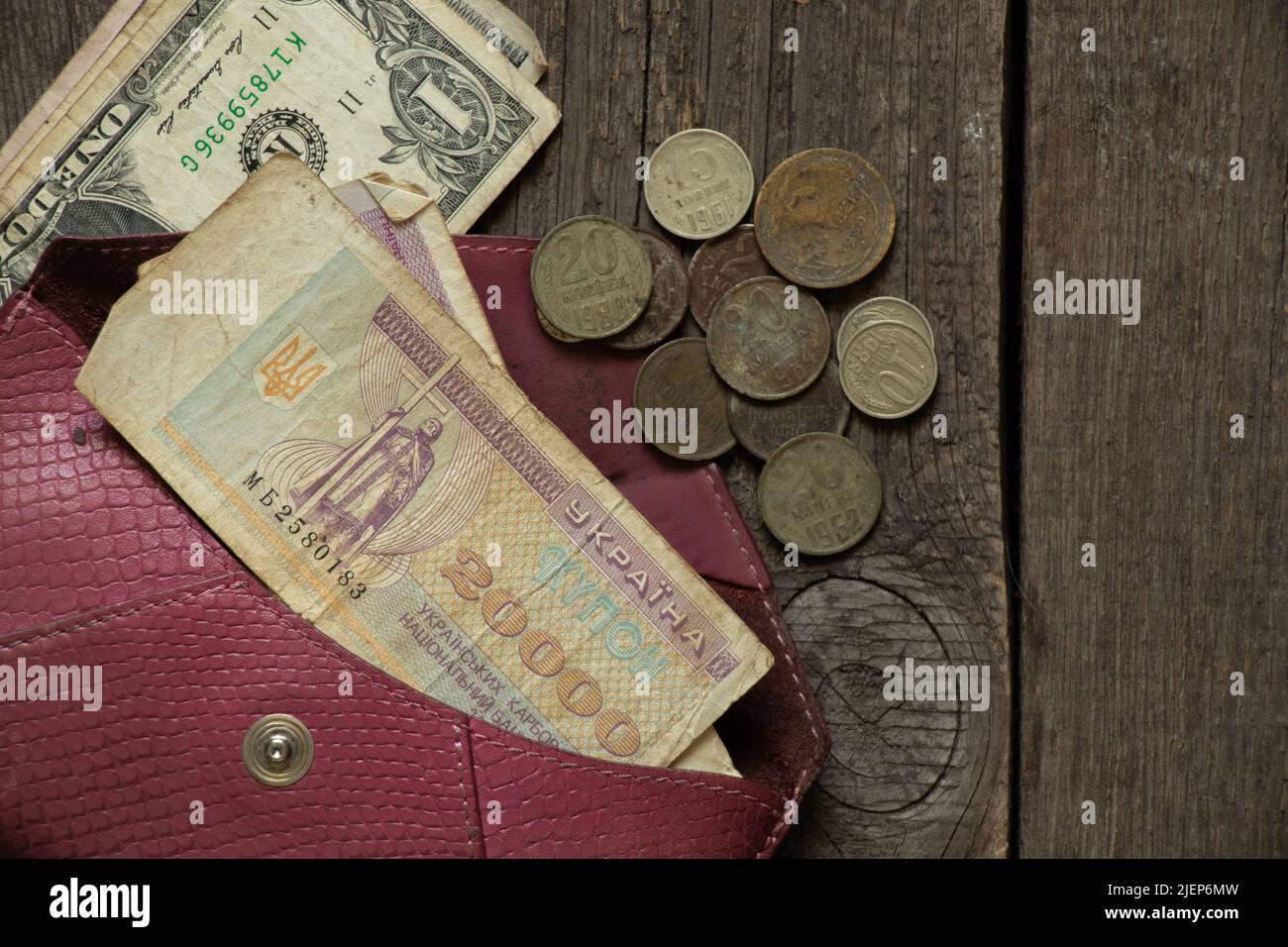 L'unité monétaire du coupon de l'État ukrainien et les pièces de l'urss se trouvent sur la table dans, l'ancienne monnaie soviétique, les pièces et les coupons, la finance Banque D'Images