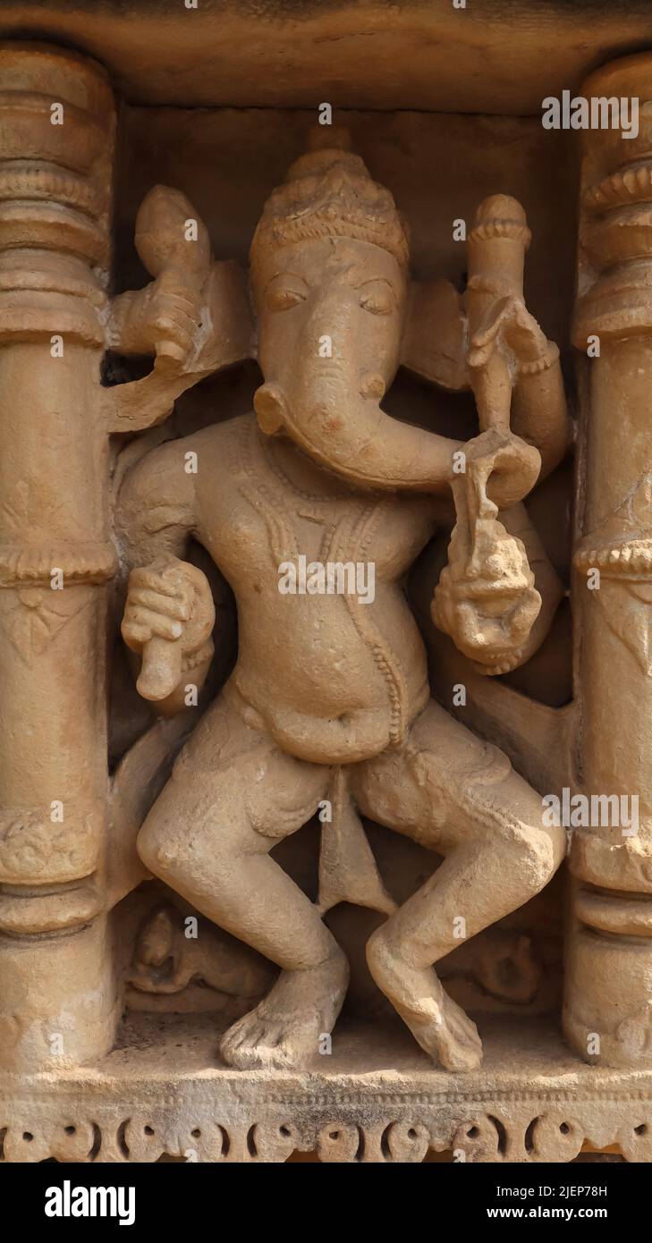 Temple n° 1 : sculpture de la danse Lord Ganesh, Survaya Ki Garhi, Morena, Madhya Pradesh, Inde. Banque D'Images
