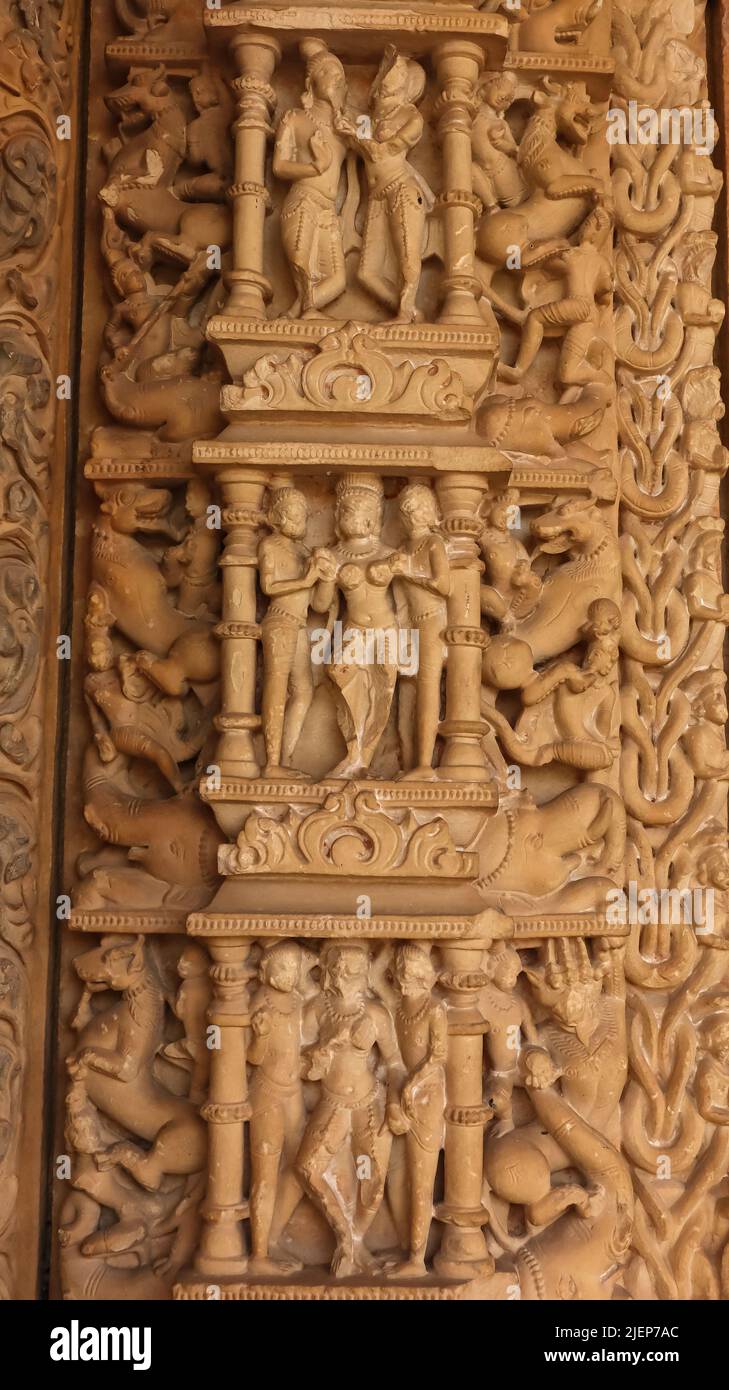 Temple n° 1 : Sculpture de couples à l'entrée, Survaya Ki Garhi, Morena, Madhya Pradesh, Inde. Banque D'Images
