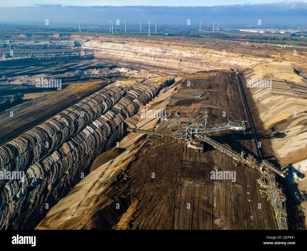 Matériel minier dans une mine de charbon brun à ciel ouvert près de Garzweiler, en Allemagne.Vue aérienne Banque D'Images