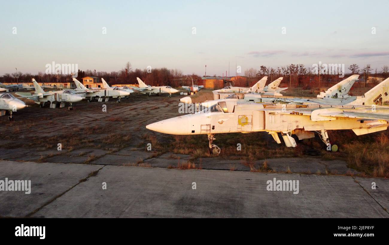 Vol avec vue sur les drones aériens au-dessus du stationnement de nombreux anciens avions démantelés. Cimetière d'avions cassés s'est écrasé avion à l'aube du coucher du soleil. Gros plan vue de dessus abandonné avion, ancien avion de chasse militaire Banque D'Images