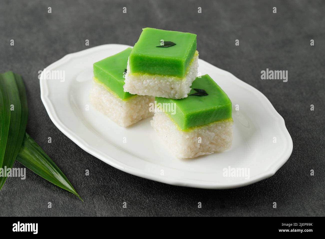 Kuih Talam fait de la feuille de Pandan et de la noix de coco, Malaisie collations traditionnelles de la culture Peranakan Banque D'Images
