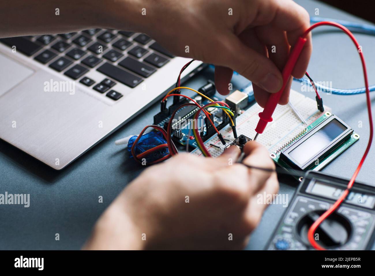 Engeneer travaille avec des éléments informatiques Banque D'Images