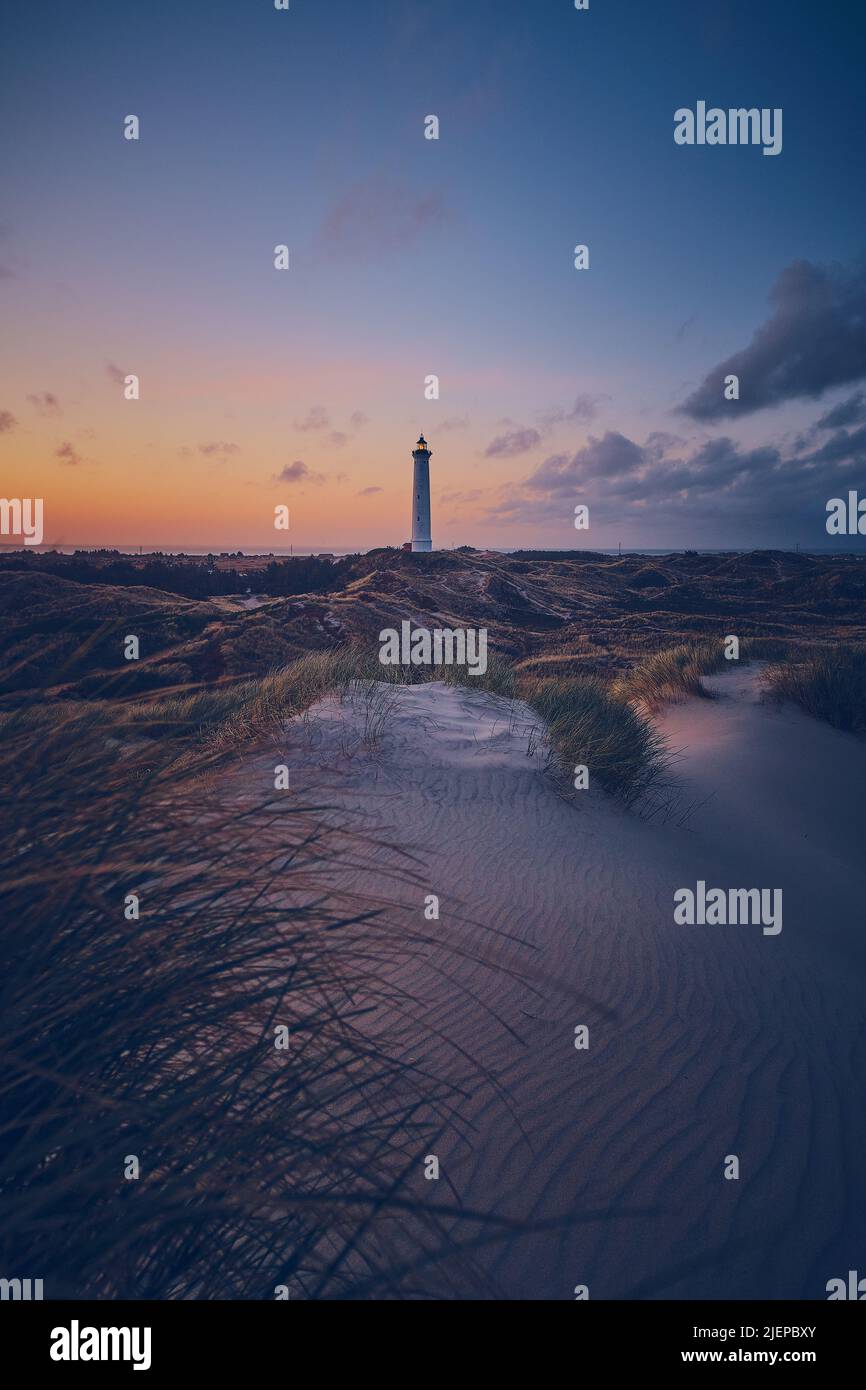 Sable blanc et phare dans les dunes de la côte nord danoise de la mer. Photo de haute qualité Banque D'Images