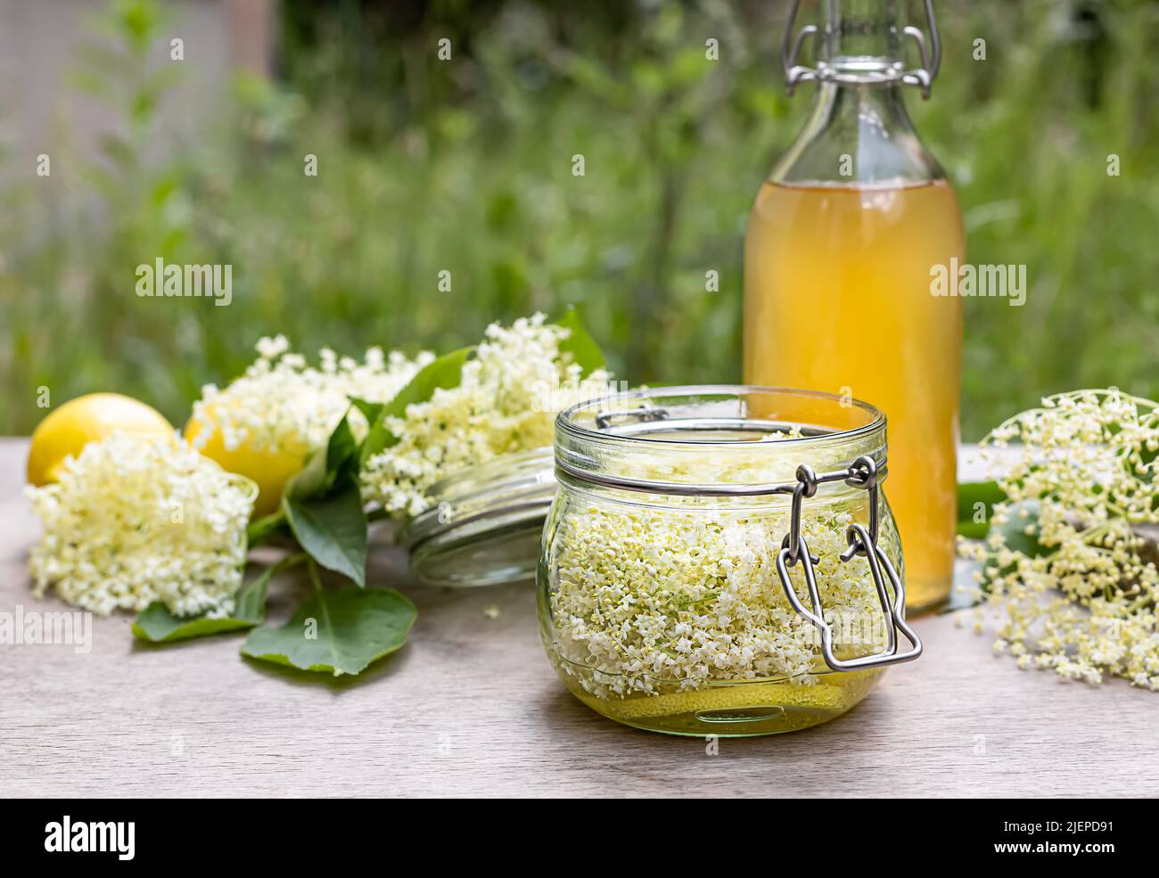 Sirop de fleur de sureau et limonade faits maison. Banque D'Images