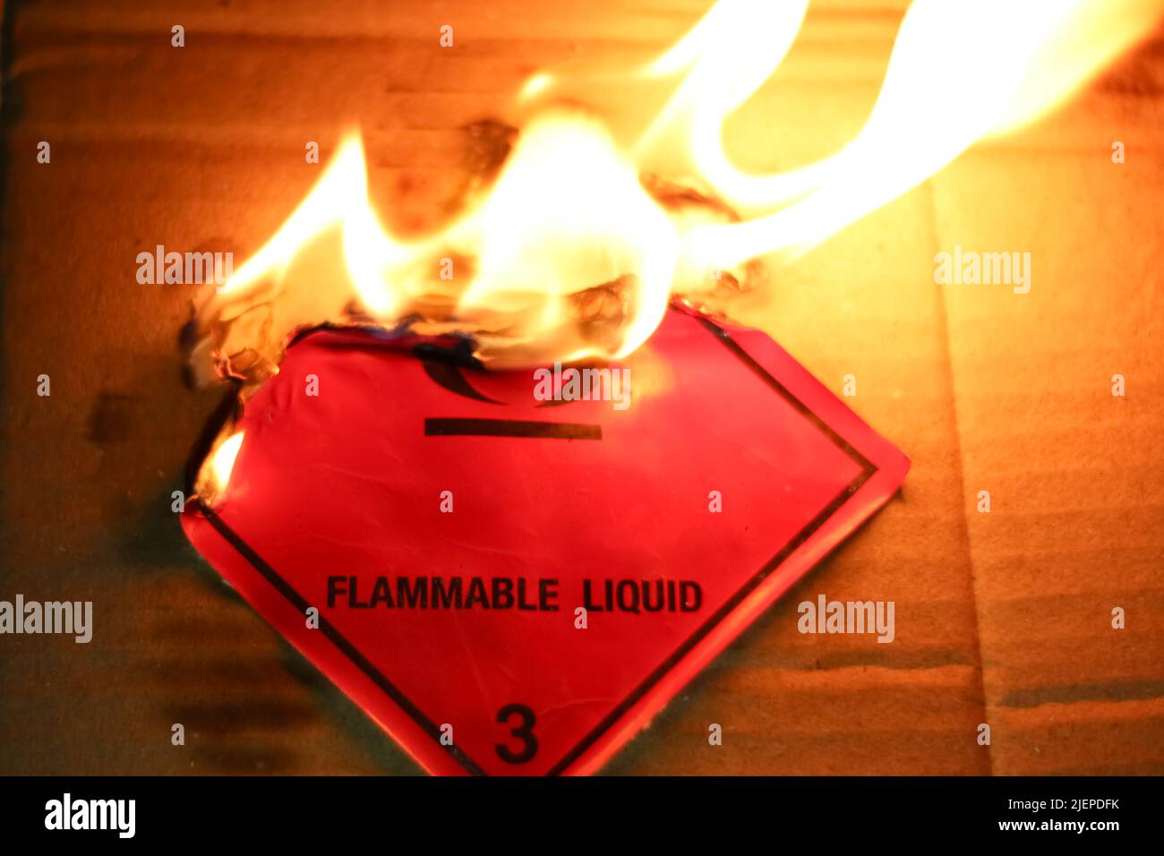 Une flamme brûle un symbole de liquide inflammable Banque D'Images