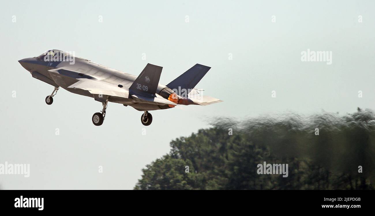 20 juin 2022, Brandebourg, Schönefeld : un avion de chasse F-35 des forces armées italiennes survole les terrains de l'exposition internationale de l'aérospatiale de l'ILA. Le Lockheed Martin F-35 Lightning II est un combattant multirôle furtif de cinquième génération issu du programme d'avions de combat interarmées du ministère de la Défense des États-Unis. Le gouvernement fédéral a acheté 35 avions des États-Unis, qui remplaceront la Tornado. Le spectacle aérien de l'aéroport de Schönefeld sera ouvert depuis 22-26 juin 2022. Photo: Wolfgang Kumm/dpa Banque D'Images