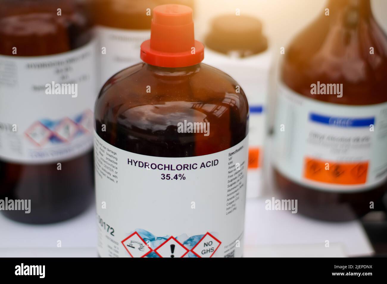acide chlorhydrique, un produit chimique utilisé en laboratoire et dangers Banque D'Images