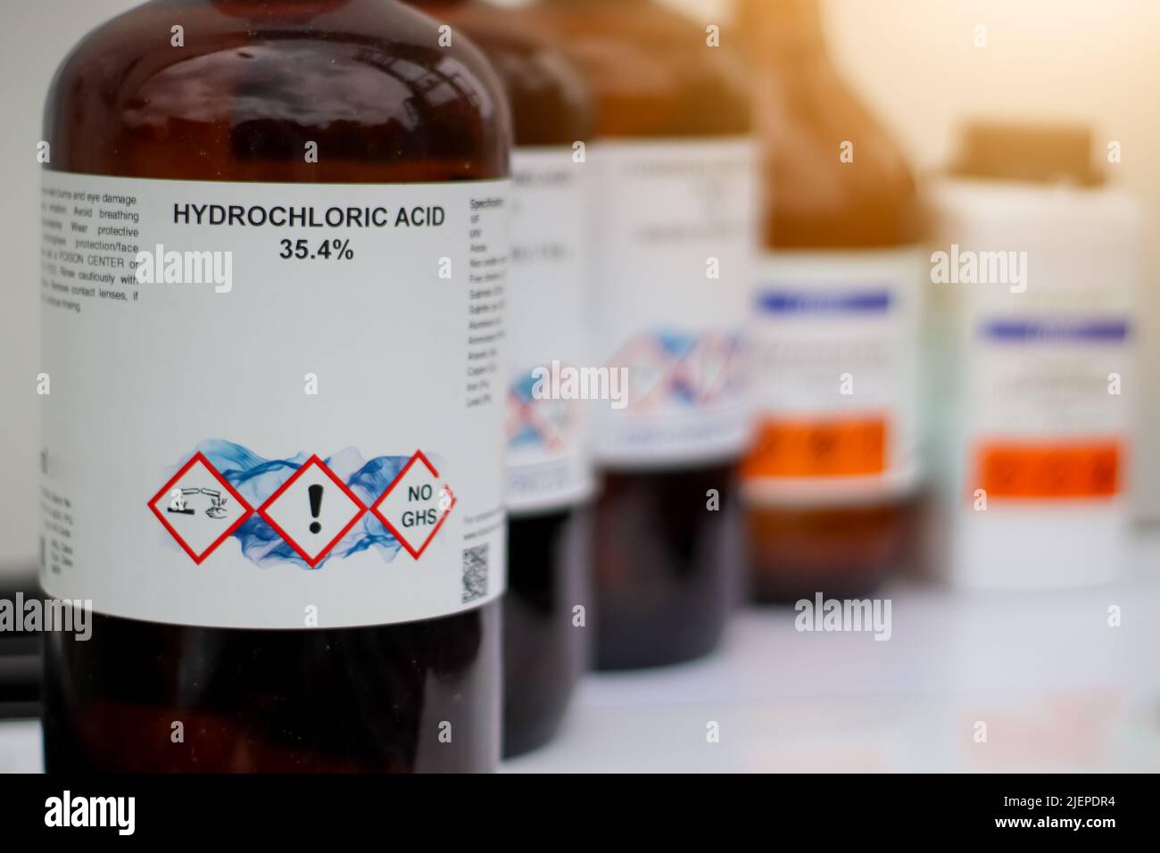 acide chlorhydrique, un produit chimique utilisé en laboratoire et dangers Banque D'Images
