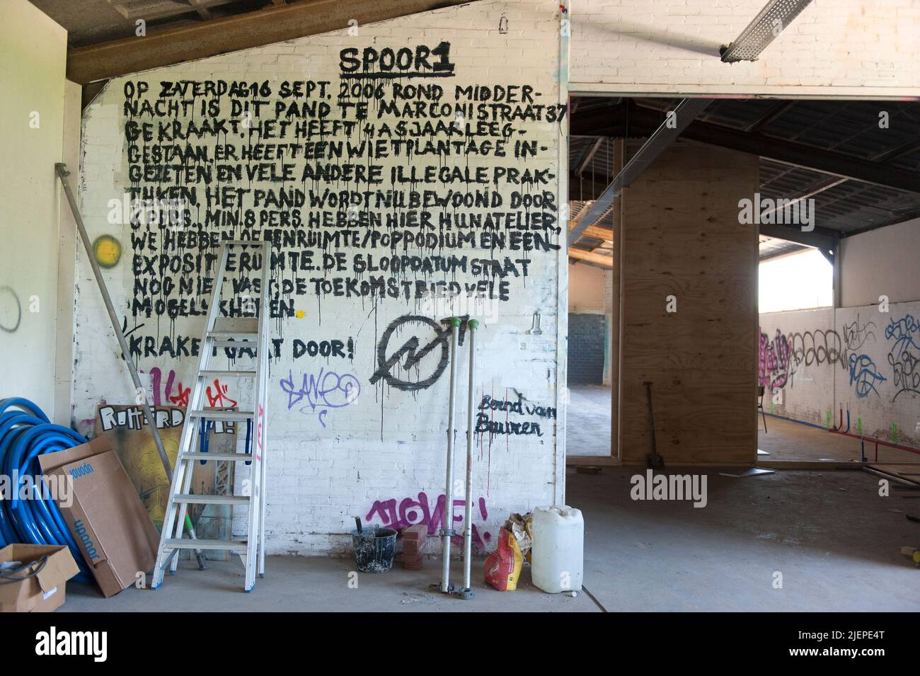 Rotterdam, pays-Bas. Graffitis et textes urbains sur un mur intérieur à l'intérieur d'un ancien entrepôt portuaire au port de Rotterdam Merweport. Banque D'Images