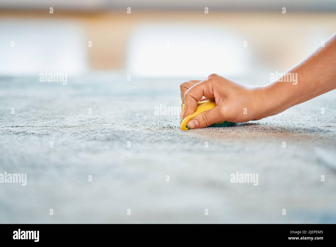 Photo de main avec tapis éponge de nettoyage Banque D'Images