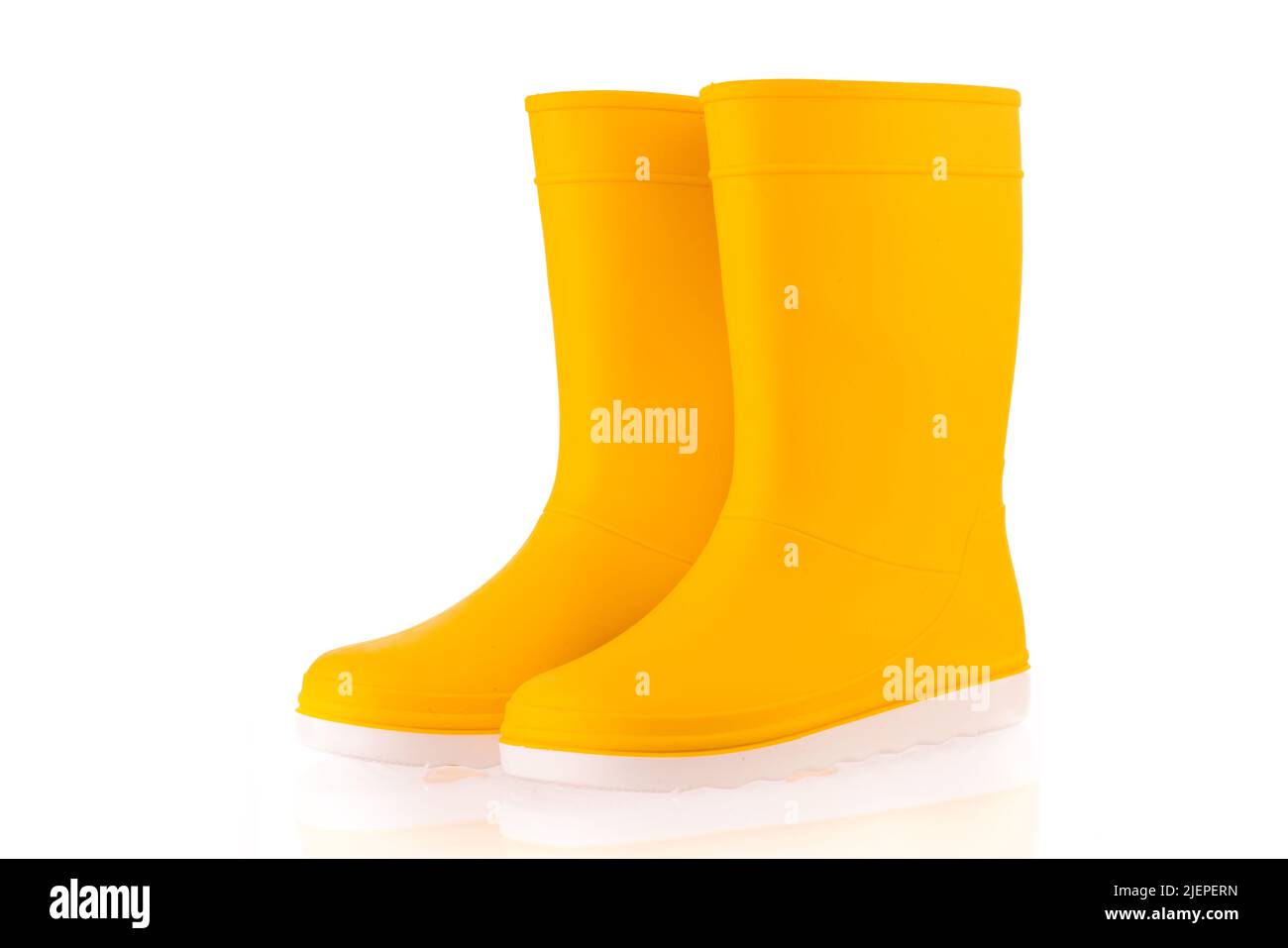 Bottes en caoutchouc jaune isolées sur fond blanc. Chaussures pour enfants. Banque D'Images