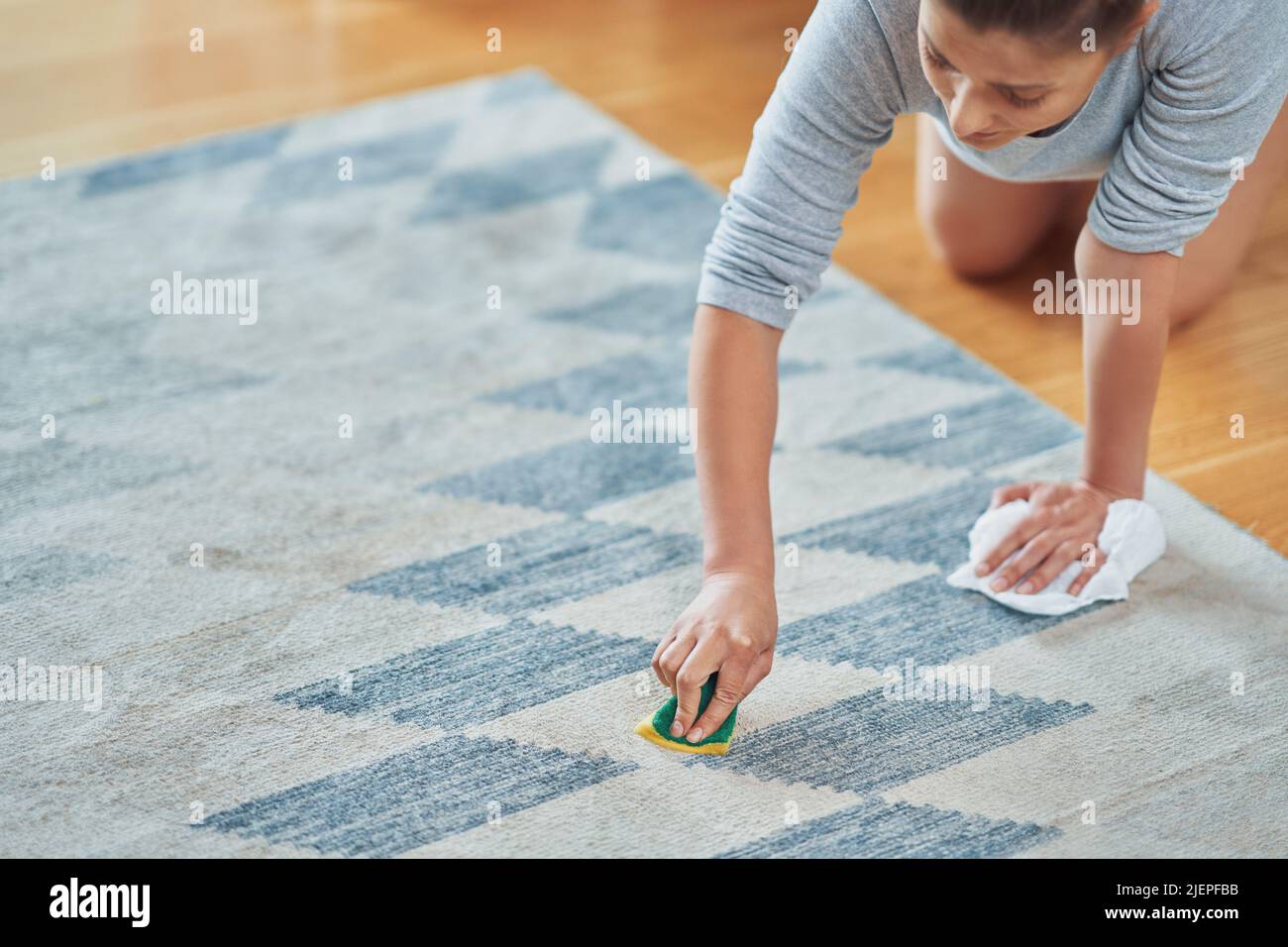 Photo de main avec tapis éponge de nettoyage Banque D'Images