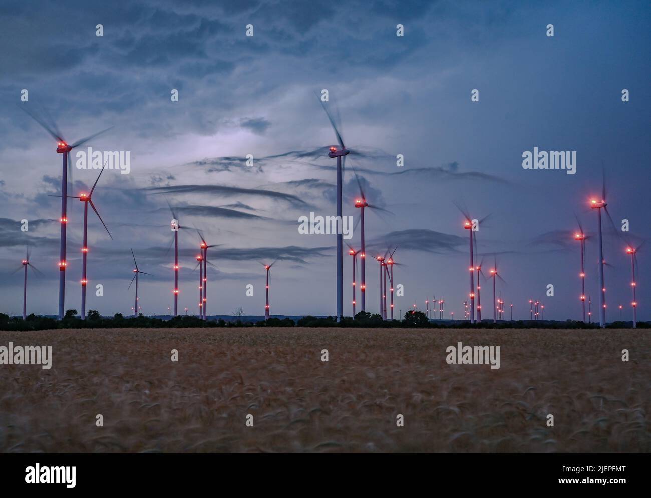 Sieversdorf, Allemagne. 28th juin 2022. Un flash allume le ciel nocturne au-dessus des éoliennes avec des feux de position rouges. Credit: Patrick Pleul/dpa/Alay Live News Banque D'Images