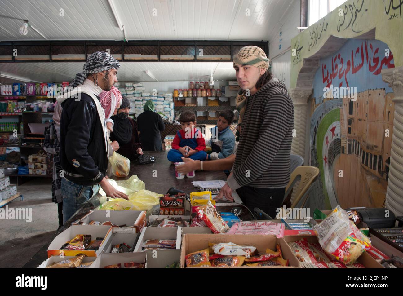 Al Za'atari, Al Mafraq, Jordanie. Peu après le début de la guerre civile syrienne, les réfugiés de guerre ont fui et émigré vers le nord de la Jordanie et ont établi la deuxième plus grande ville du pays : le camp de réfugiés d'Al Za'atari, où la vie quotidienne a rapidement pris son endépart. Banque D'Images