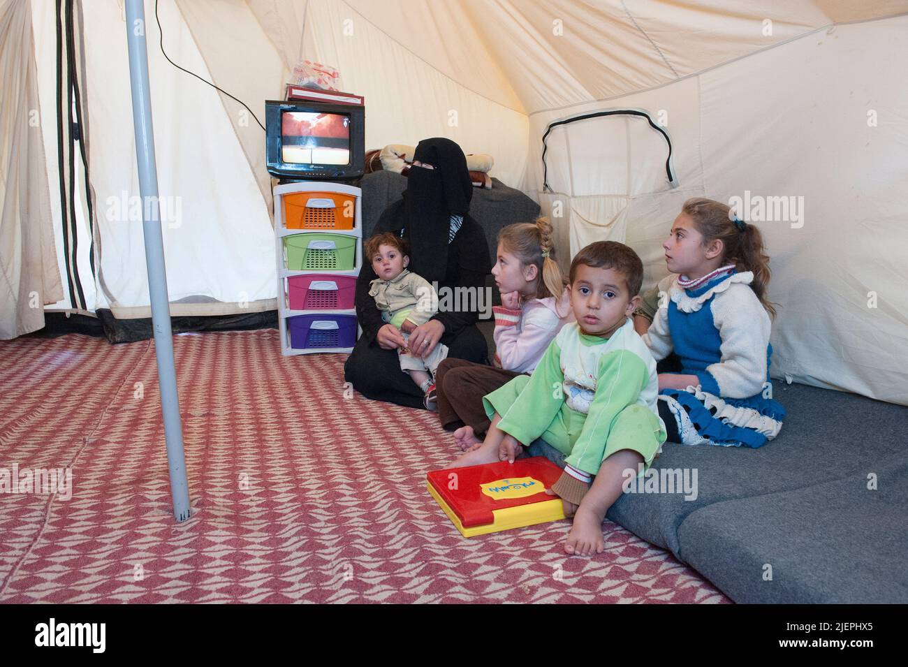 Al Za'atari, Al Mafraq, Jordanie. Peu après le début de la guerre civile syrienne, les réfugiés de guerre ont fui et émigré vers le nord de la Jordanie et ont établi la deuxième plus grande ville du pays : le camp de réfugiés d'Al Za'atari, où la vie quotidienne a rapidement pris son endépart. Banque D'Images