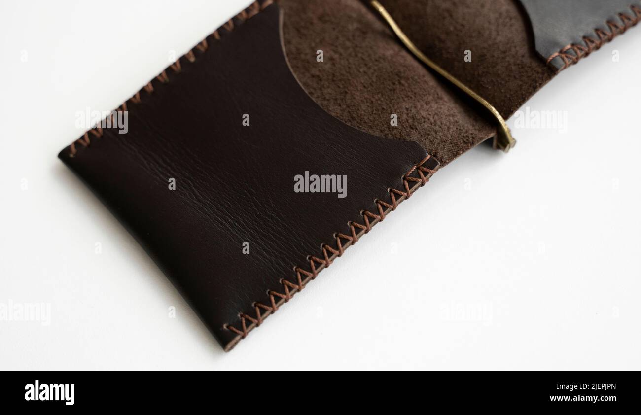 Clip argent en cuir véritable pour hommes sur une surface blanche. Accessoires. Banque D'Images