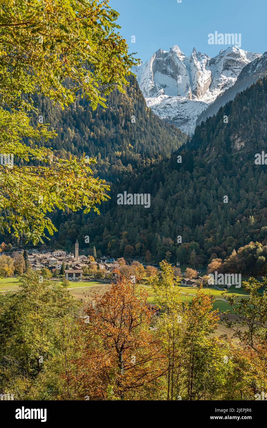 Village Bondo à Val Bregaglia/Bergell, Grisons, Suisse, avec le Piz Cengalo en arrière-plan Banque D'Images