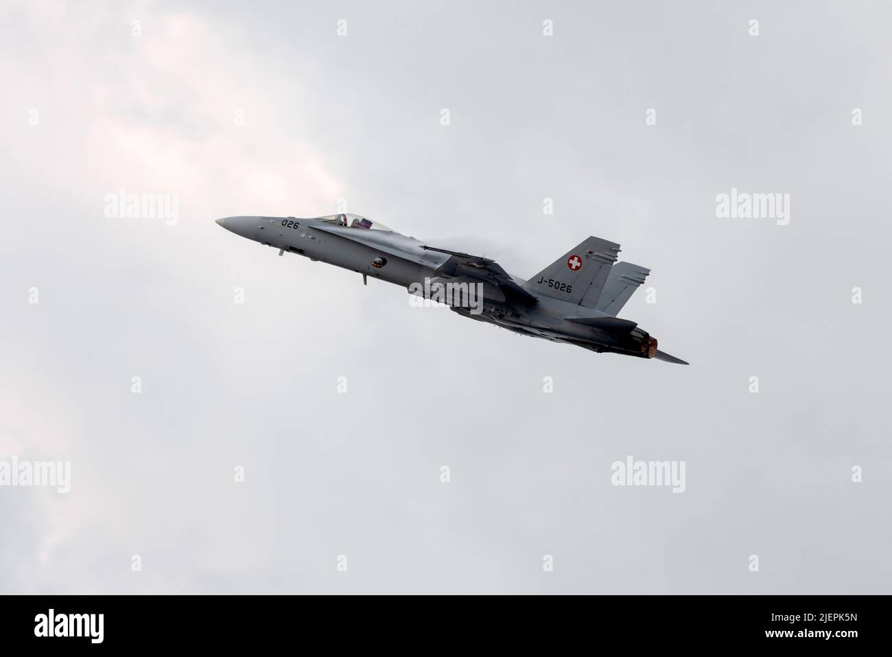 Swiss Air Force McDonnell Douglas FA-18C Hornet (REG: J-5026) se produit sur la côte est au-dessus de la mer. Banque D'Images