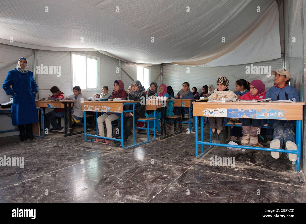 Al Mafraq, Jordanie. À l'intérieur du camp de réfugiés d'Al Za'atari, le deuxième plus grand duw du monde à la guerre civile toujours en cours en Syrie, les enfants reçoivent une éducation pour stimuler leur développement et se préparer à la vie future. Banque D'Images