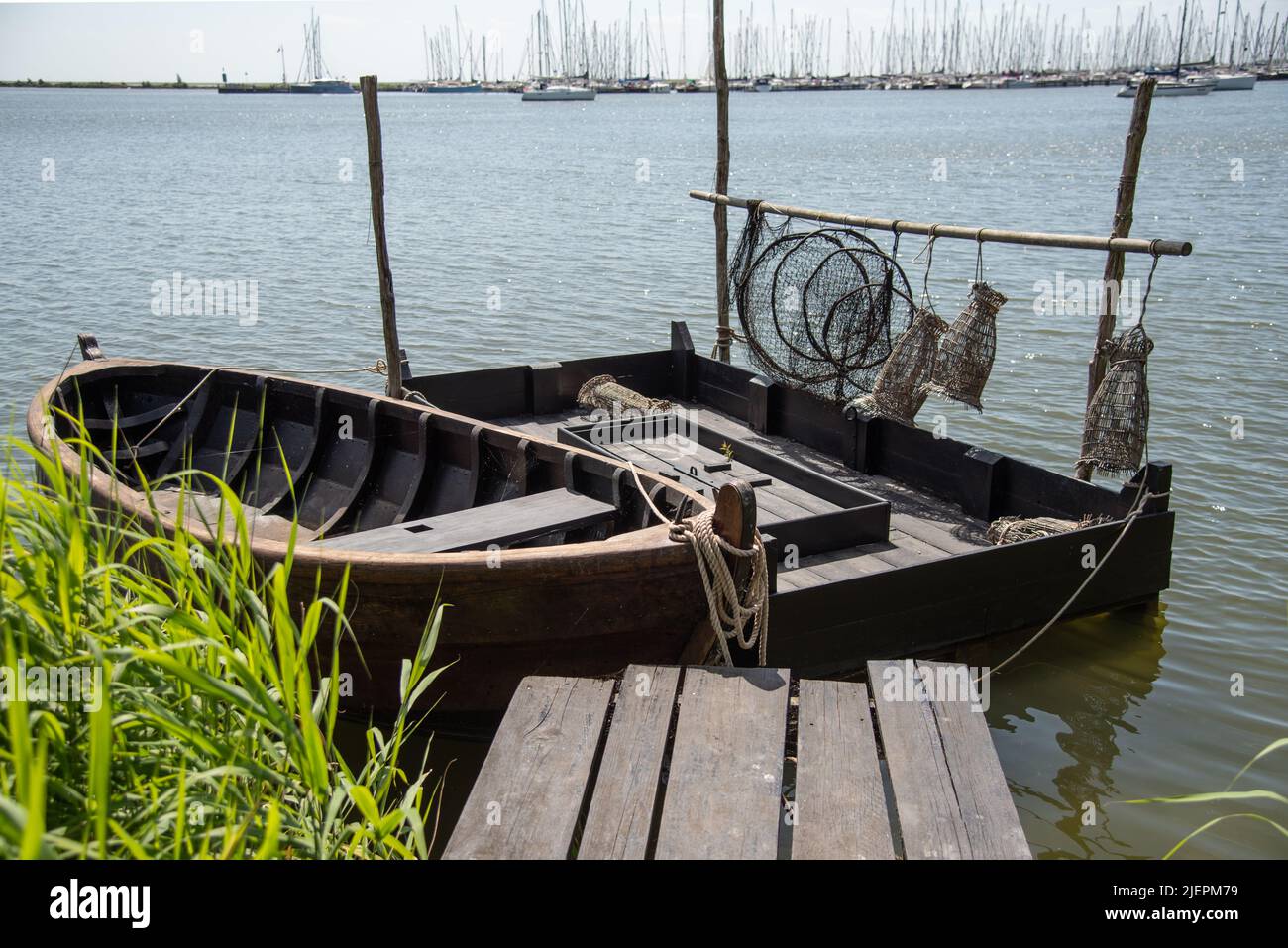 Enkhuizen, pays-Bas, juin 2022. De vieilles boucles de pêche et filets de pêche le long du Markermeer près d'Enkhuizen. Photo de haute qualité Banque D'Images