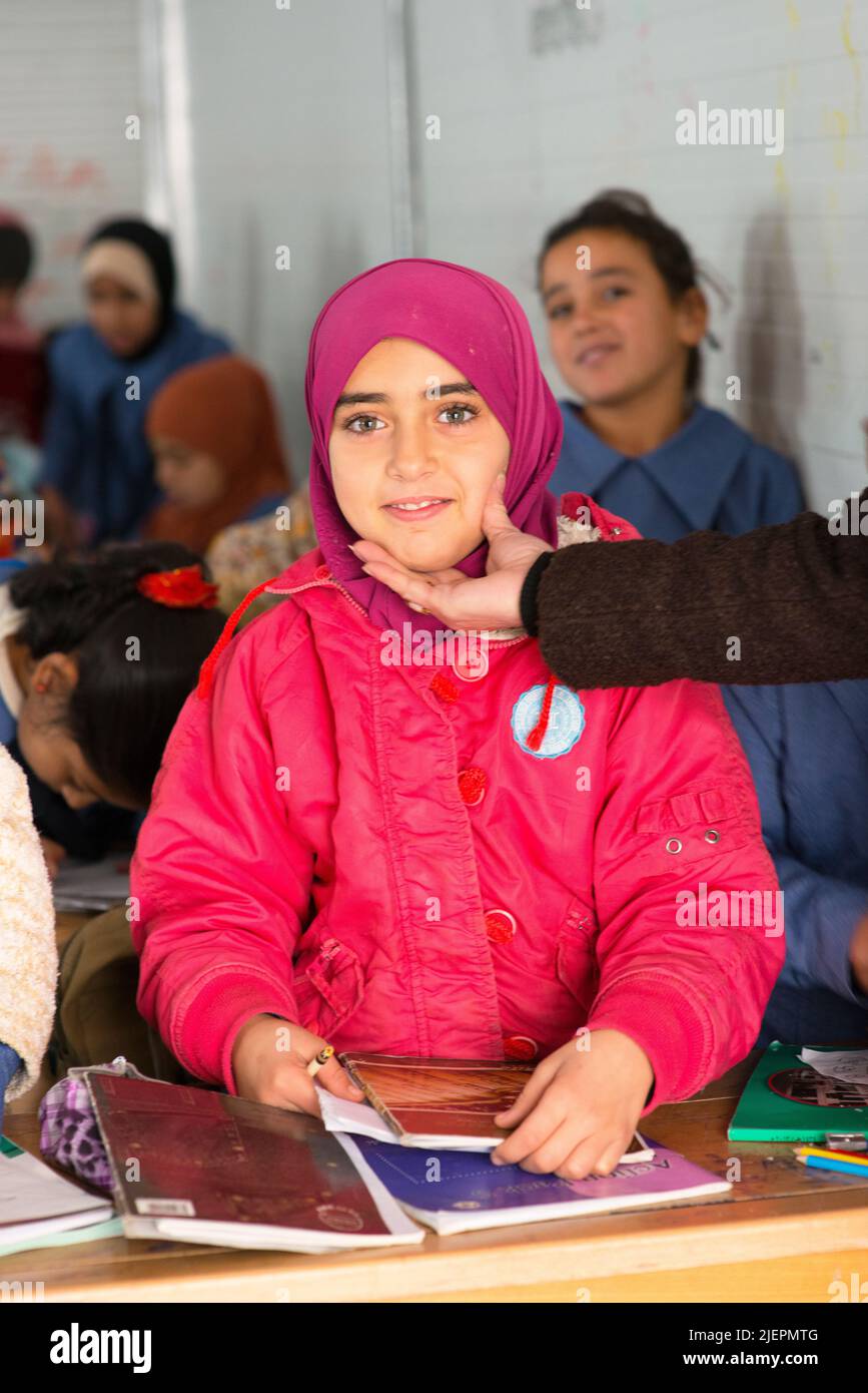 Al Za'atari, Jordanie. Portrait de fille d'école d'enfant dans une ...