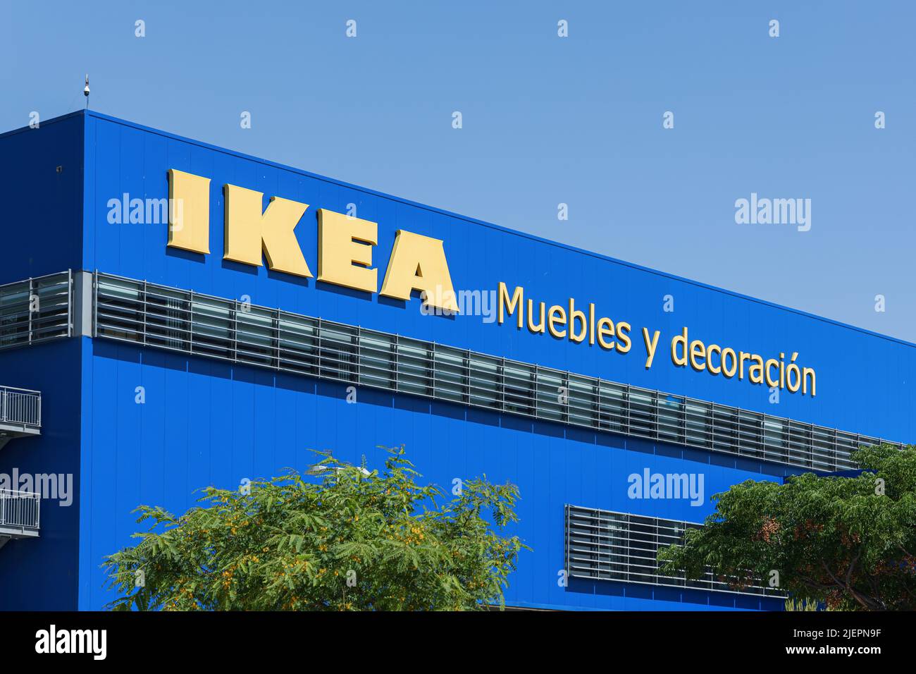 ALFAFAR, ESPAGNE - 06 JUIN 2022 : IKEA est une multinationale suédoise qui conçoit et vend des meubles, des appareils de cuisine et des accessoires domestiques Banque D'Images