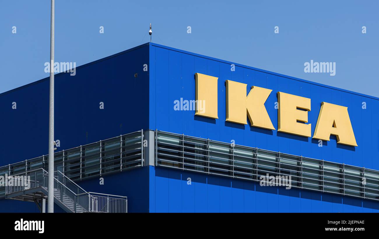 ALFAFAR, ESPAGNE - 06 JUIN 2022 : IKEA est une multinationale suédoise qui conçoit et vend des meubles, des appareils de cuisine et des accessoires domestiques Banque D'Images