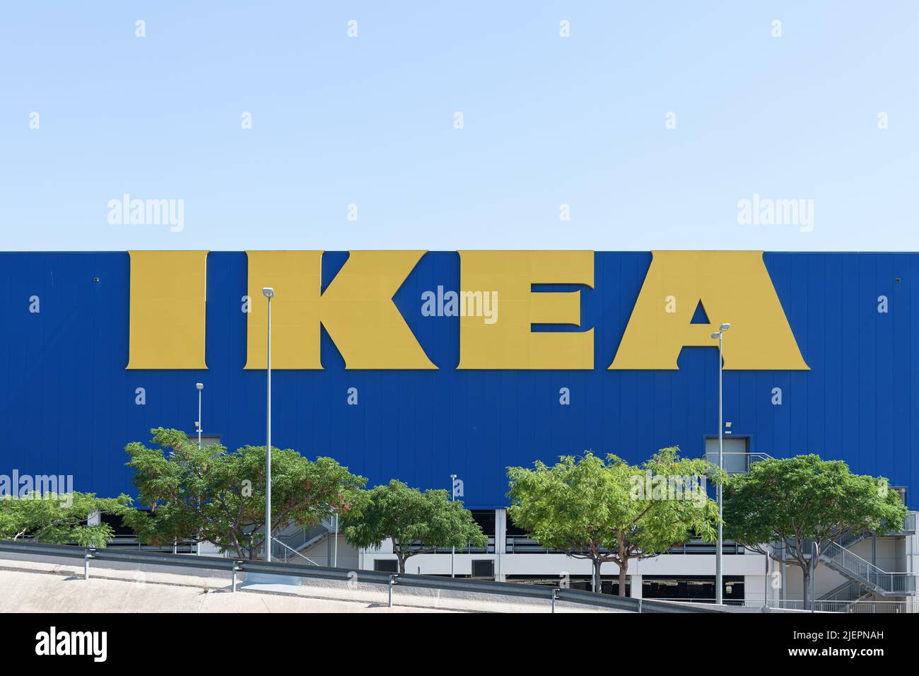ALFAFAR, ESPAGNE - 06 JUIN 2022 : IKEA est une multinationale suédoise qui conçoit et vend des meubles, des appareils de cuisine et des accessoires domestiques Banque D'Images