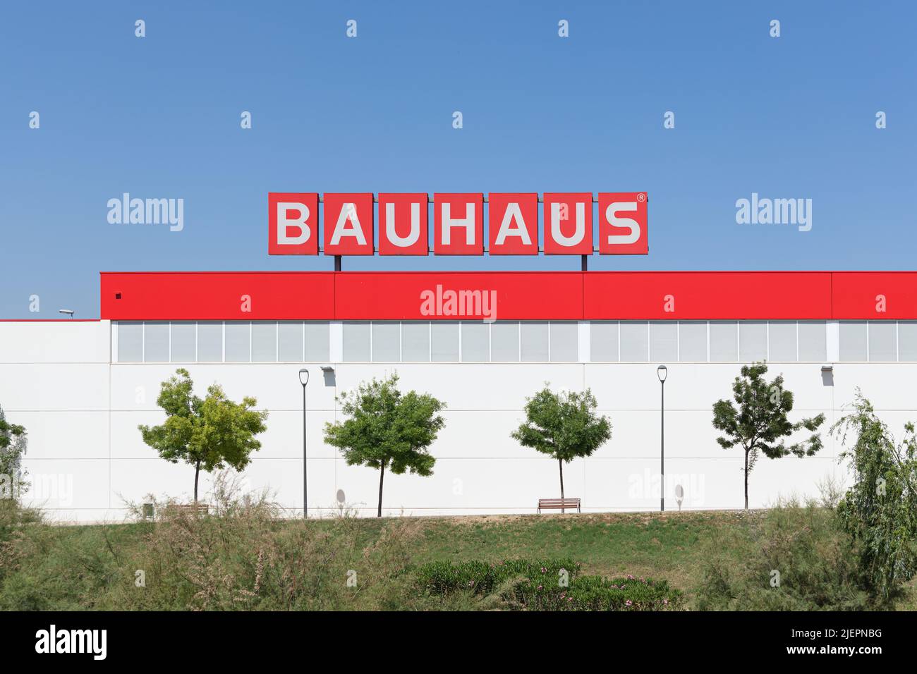 ALFAFAR, ESPAGNE - 06 JUIN 2022: Bauhaus est une chaîne de vente au détail allemande qui propose des produits pour l'amélioration de la maison et le jardinage Banque D'Images