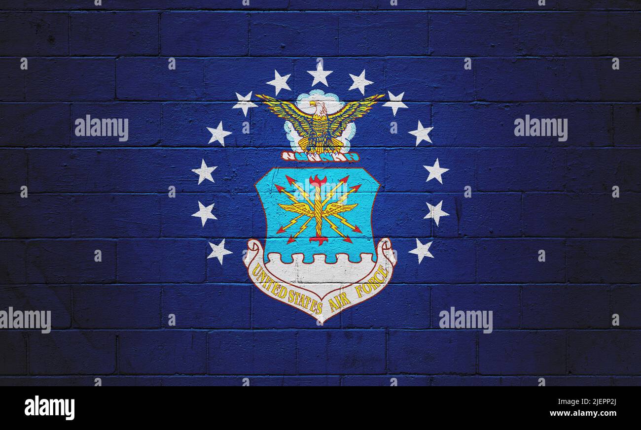 Drapeau de l'US Air Force peint sur un mur de briques. Banque D'Images